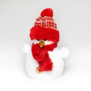 Snehuliak s červenou čiapkou