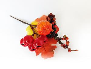 Javorová vetvička so šípkou a tekvicou Javorová vetvička so šípkou a tekvicou